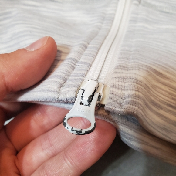 Lululemon Stride zip hooded jacket. Striped. Heathered grey and white. Size 2. - Picture 13 of 16